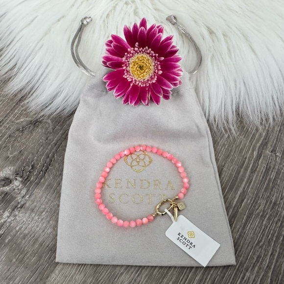 ๐ธ KENDRA SCOTT Pink Chalcedony Sylvia Gold Stretch Bracelet - Picture 2 of 4